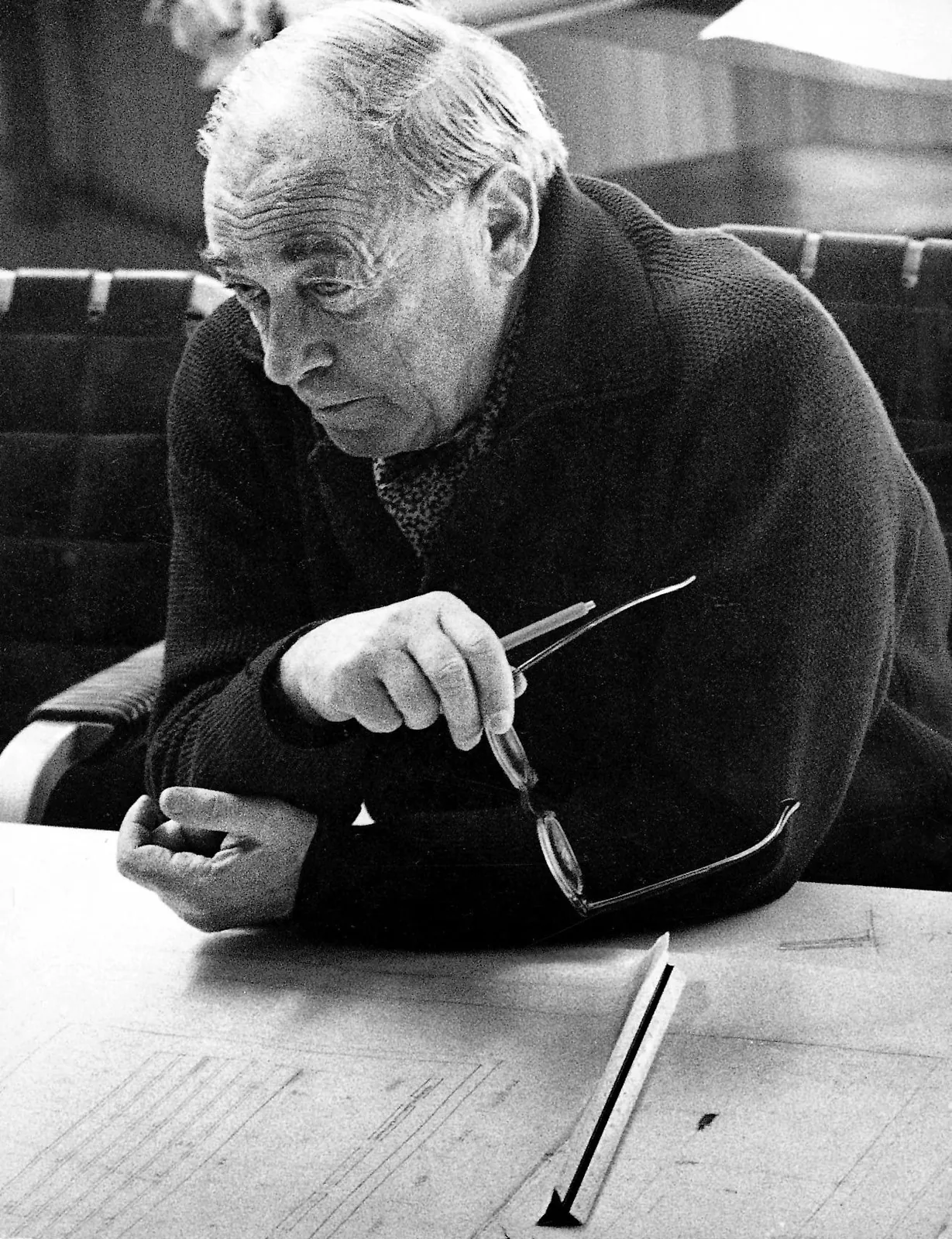 Alvar Aalto çizim masası başında, organik formları tasarlarken