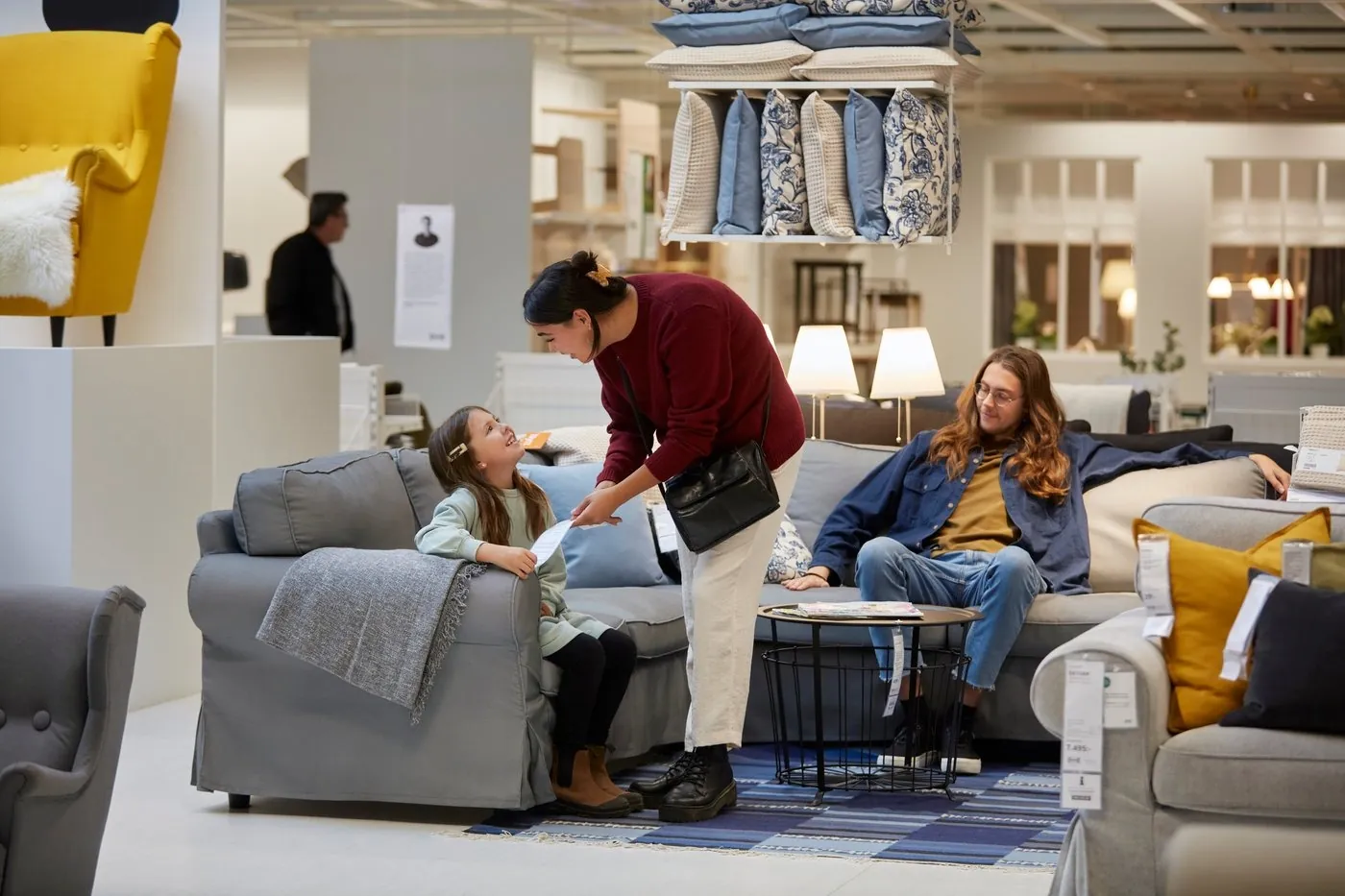 IKEA mağazasında farklı yaş gruplarından insanların demokratik tasarım ürünlerini deneyimlediği anlar
