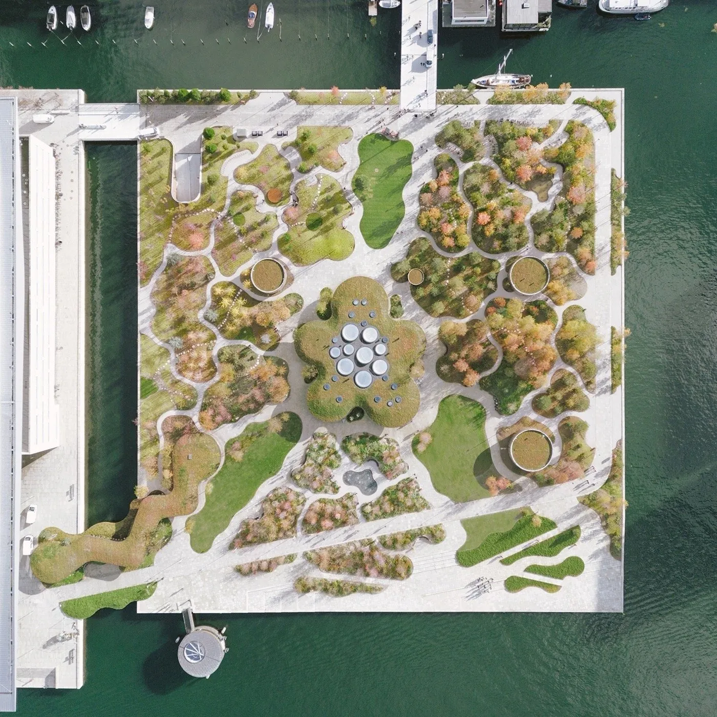 Farklı yaş ve yetenekteki insanların birlikte kullandığı kapsayıcı İskandinav park tasarımı