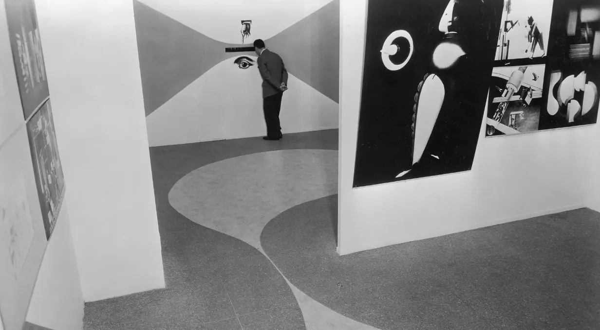 Herbert Bayer, 1938 yılında Modern Sanat Müzesi'nde açılan "Bauhaus: 1919-1928" sergisindeki bir eseri inceliyor.