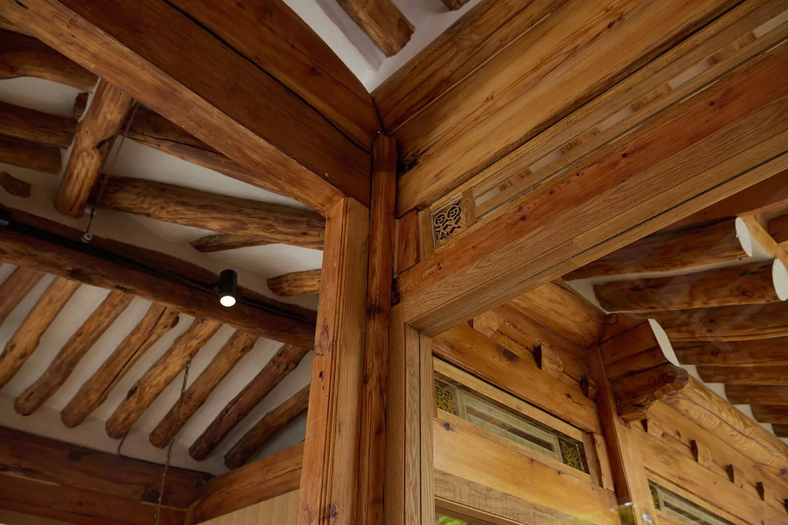 100 Yıllık Hanok'ta Modern Lüks: Seul'de Ev Konforu