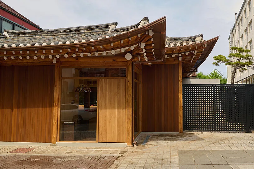 100 Yıllık Hanok’ta Modern Lüks: Seul Mağazası Ev Konforunu Sunuyor