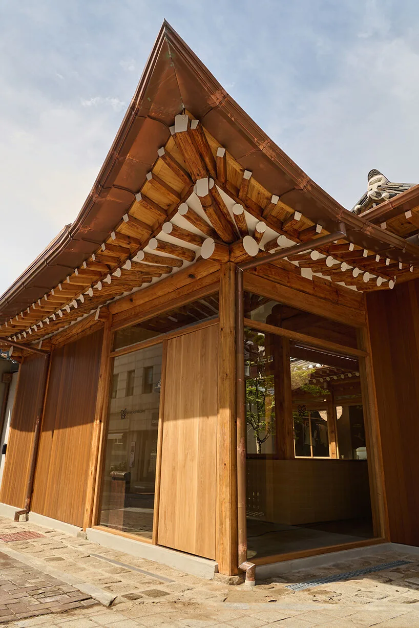 100 Yıllık Hanok’ta Modern Lüks: Seul Mağazası Ev Konforunu Sunuyor