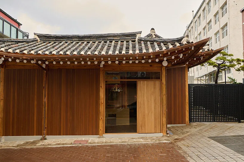 100 Yıllık Hanok’ta Modern Lüks: Seul Mağazası Ev Konforunu Sunuyor