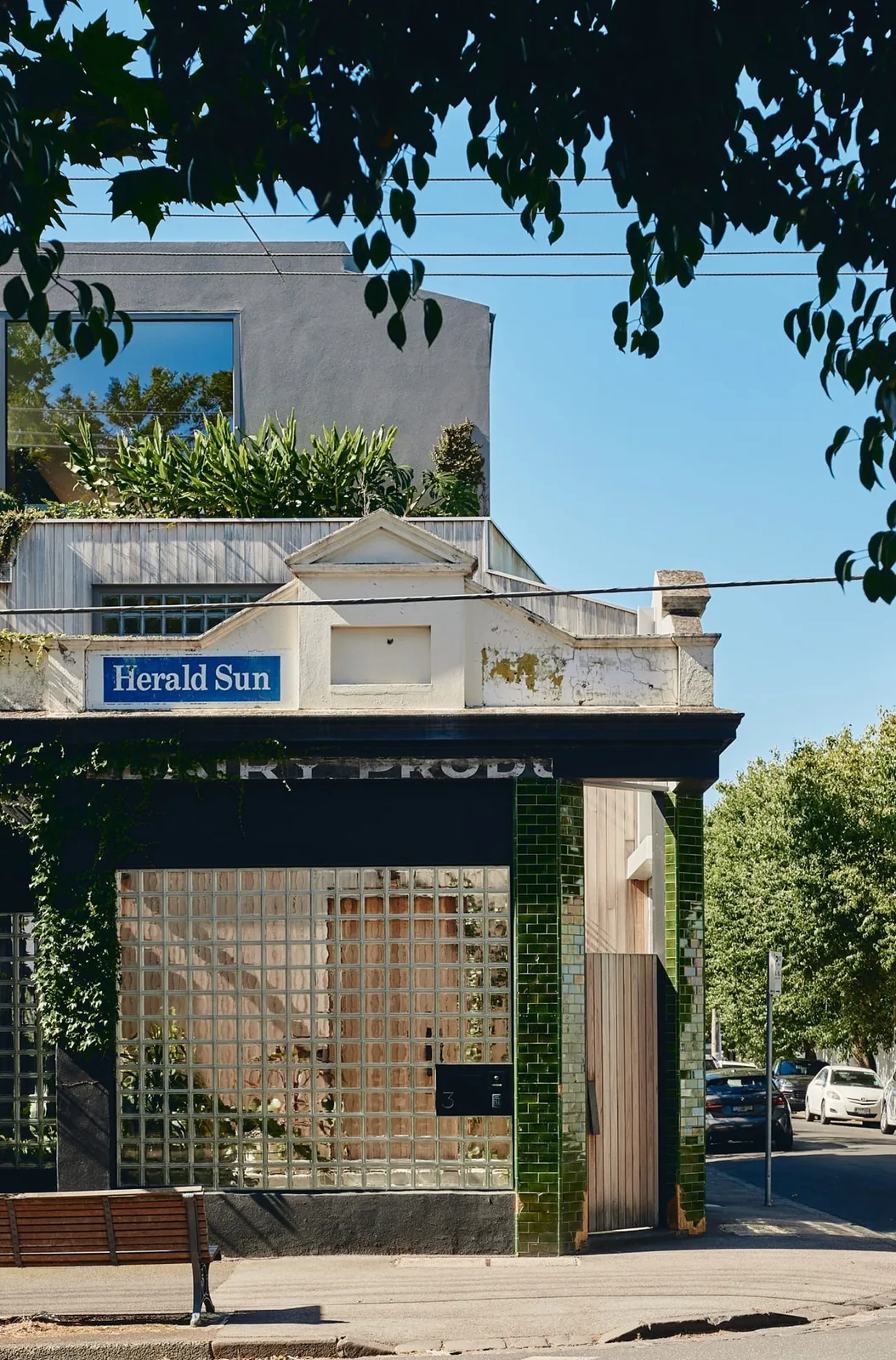 1910’dan Kalma Melbourne Köşe Dükkanı, Bahçeyle Buluşan 3 Katlı Eve Dönüştü
