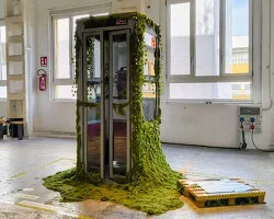 2147: Gelecekten Gelen Ses, Ankesörlü Telefonu Yapay Zeka Arayüzüne Dönüştürüyor