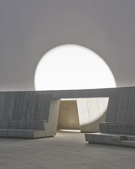 ARoS’un Altında Bir Gökyüzü: James Turrell’in Dev Kubbe Enstalasyonu