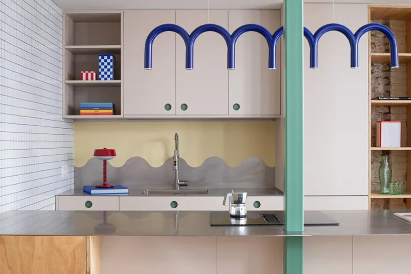 Barcelona’da Renk Kodlu Yapı: 106 Yıllık Apartman Loft’a Dönüştü