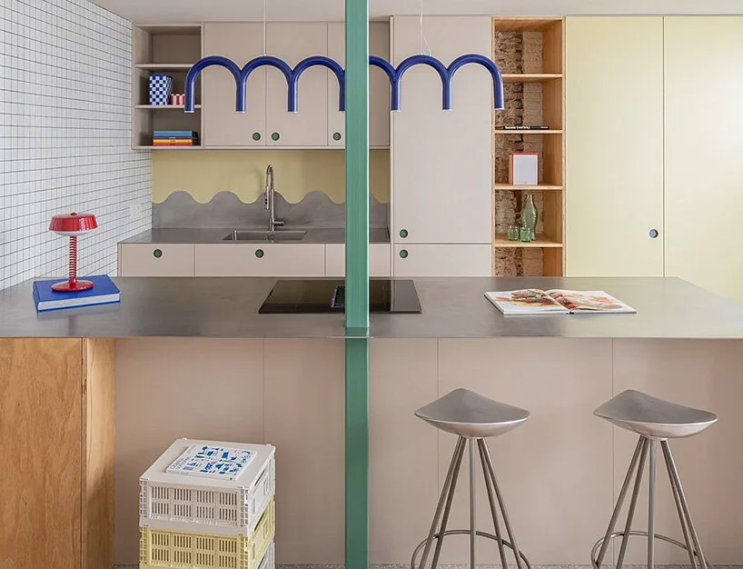 Barcelona’da Renk Kodlu Yapı: 106 Yıllık Apartman Loft’a Dönüştü