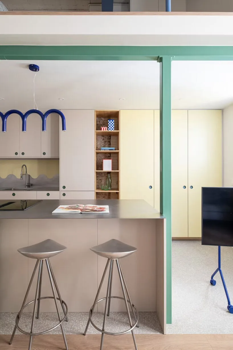 Barcelona’da Renk Kodlu Yapı: 106 Yıllık Apartman Loft’a Dönüştü