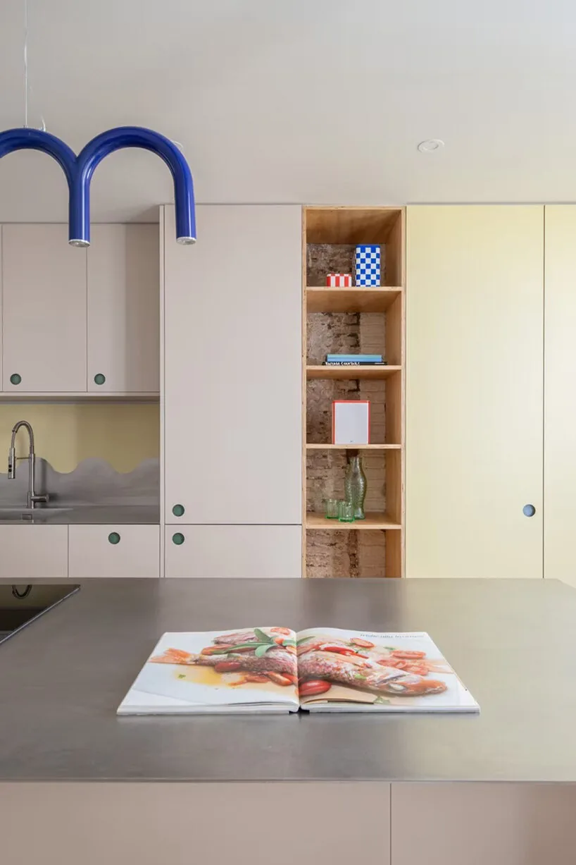 Barcelona’da Renk Kodlu Yapı: 106 Yıllık Apartman Loft’a Dönüştü