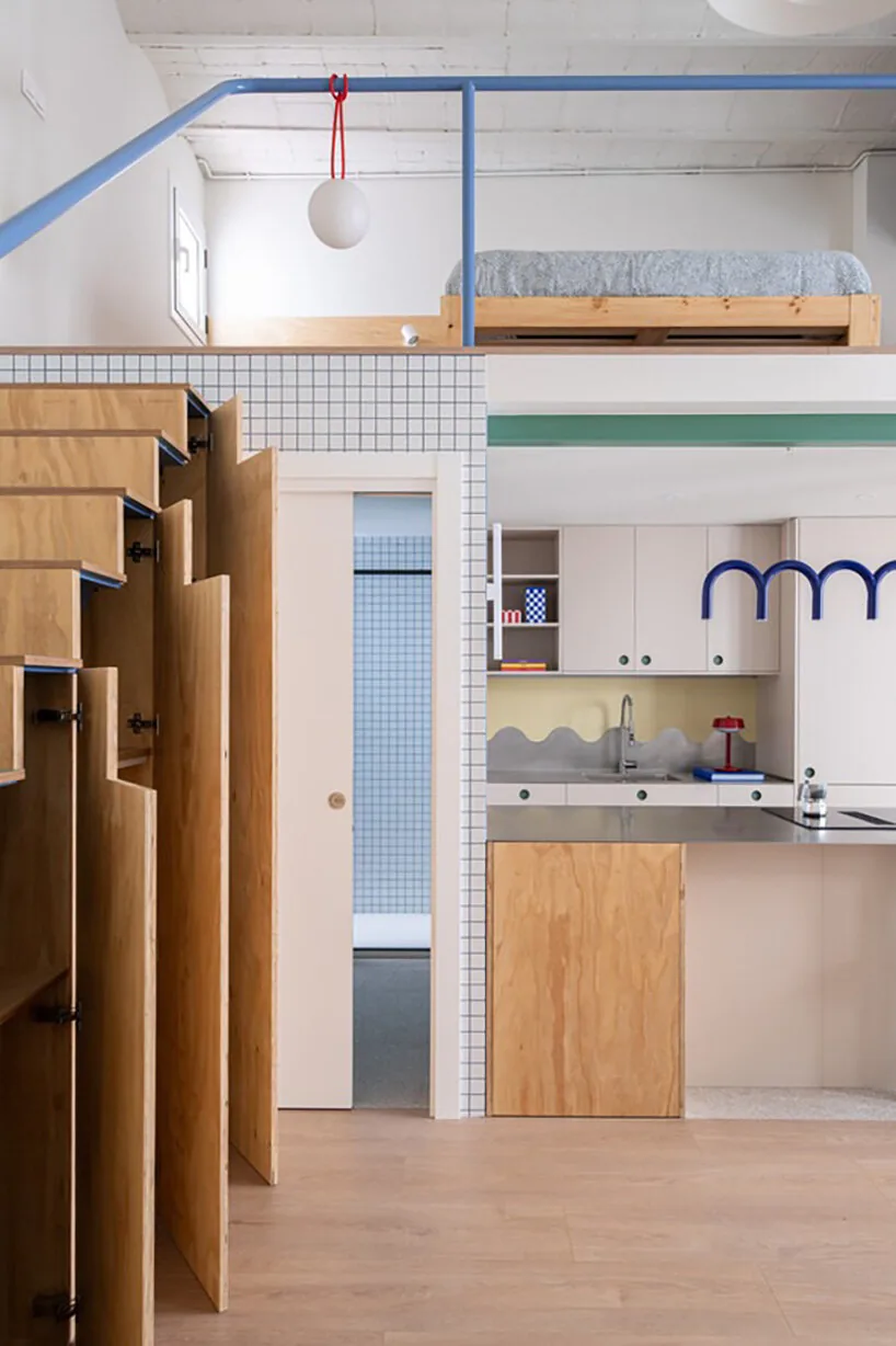 Barcelona’da Renk Kodlu Yapı: 106 Yıllık Apartman Loft’a Dönüştü