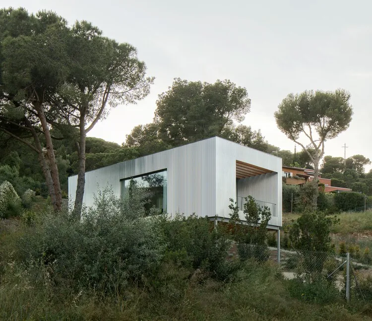 Casa 144°: Ormanda Bir Açıklık, Betonun Şeffaflığı