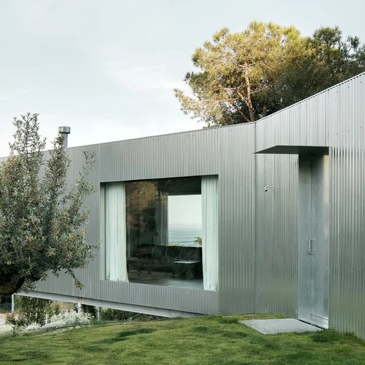 Casa 144°: Ormanda Betonun Dürüstlüğü