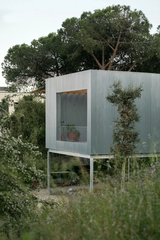 Casa 144°: Ormanda Betonun Dürüstlüğü