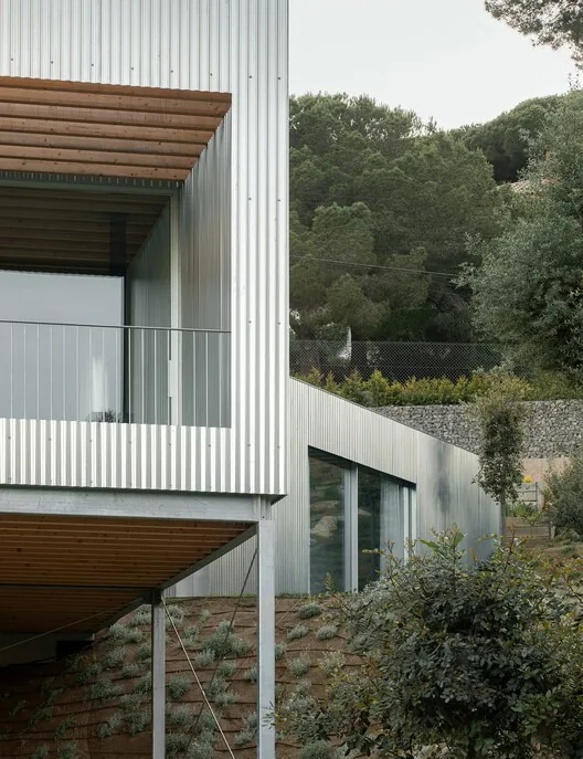 Casa 144°: Ormanda Bir Açıklık, Betonun Şeffaflığı