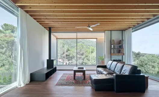Casa 144°: Ormanda Bir Açıklık, Betonun Şeffaflığı