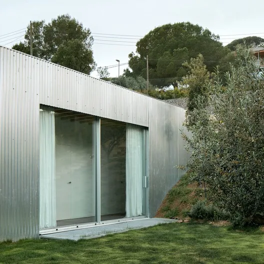 Casa 144°: Ormanda Bir Açıklık, Betonun Şeffaflığı