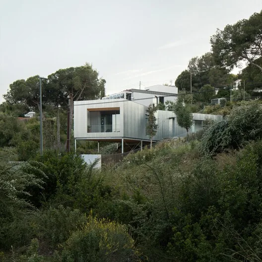 Casa 144°: Ormanda Bir Açıklık, Betonun Şeffaflığı