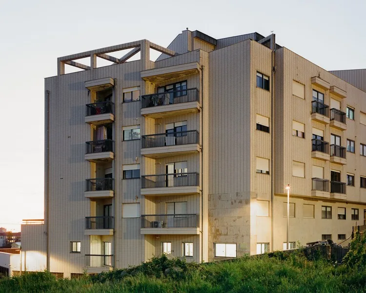 Düzensiz İlişkilerin Apartmanı: Fala’nın Cesur Tasarımı