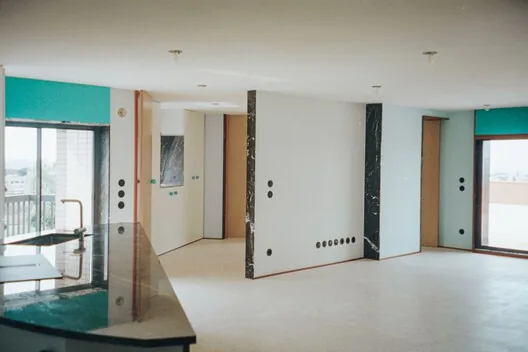 Düzensiz İlişkilerin Apartmanı: Fala’nın Cesur Tasarımı