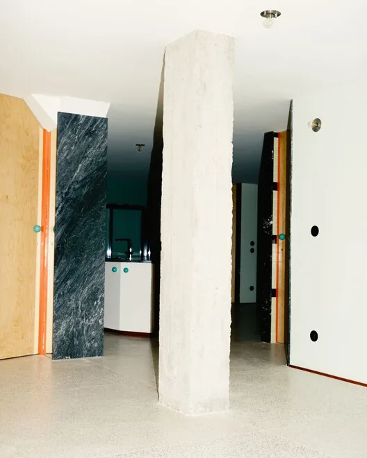 Düzensiz İlişkilerin Apartmanı: Fala’nın Cesur Tasarımı