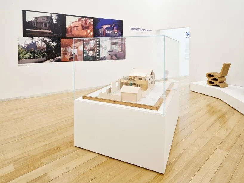 Gehry’nin Portekiz’deki Retrospektifi: Karton Sandalyelerden Eğrisel Şaheserlere