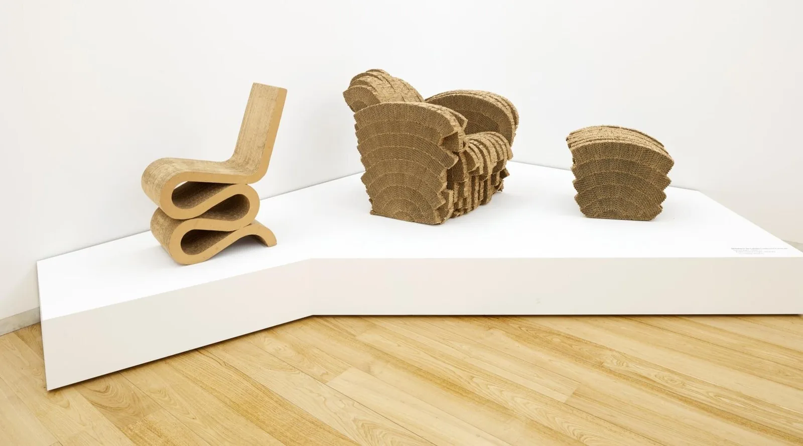 Gehry’nin Portekiz’deki Retrospektifi: Karton Sandalyelerden Eğrisel Şaheserlere