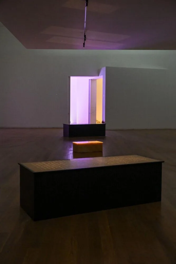 Jenny Holzer'in Dil Plastisitesi: Wrong Answers ve Grafik Tasarım