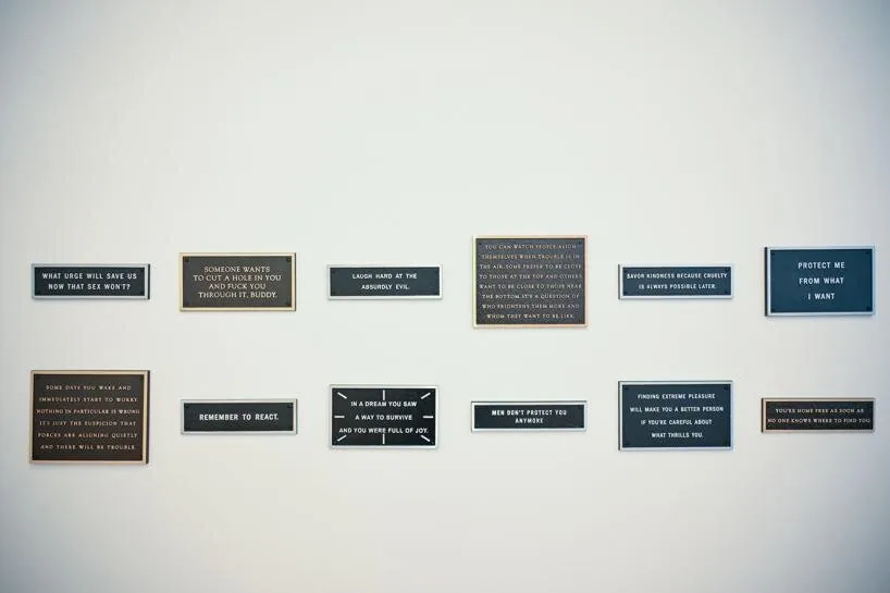 Jenny Holzer'in Dil Plastisitesi: Wrong Answers ve Grafik Tasarım