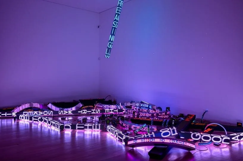 Jenny Holzer’in Dil Plastisitesi: Yanlış Cevaplar Sergisi