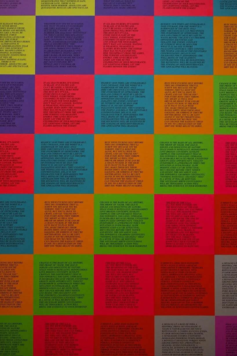 Jenny Holzer’in Dil Plastisitesi: Yanlış Cevaplar Sergisi