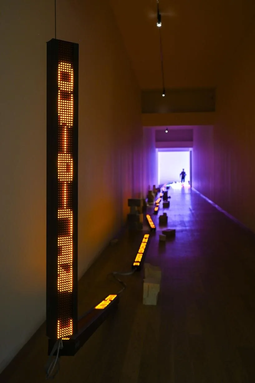 Jenny Holzer'in Dil Plastisitesi: Wrong Answers ve Grafik Tasarım