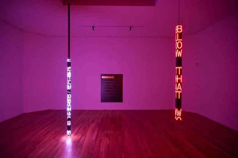 Jenny Holzer'in Dil Plastisitesi: Wrong Answers ve Grafik Tasarım