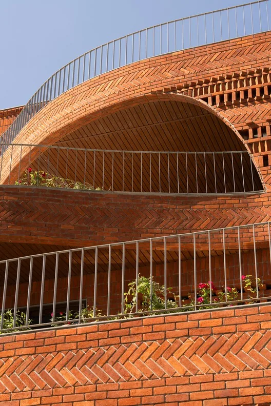Anthill House: Pasif Tasarımla Sıcak İklimde Serinlik