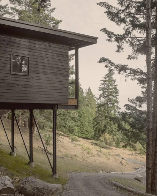 Metabolist Mimarlıktan Esinlenen Düşük Etkili Kabin: Trestle Cabin