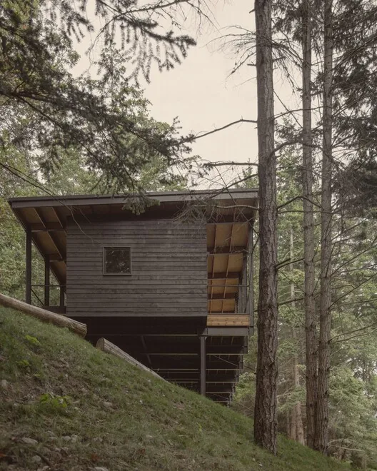 Metabolist Mimarlıktan Esinlenen Düşük Etkili Kabin: Trestle Cabin