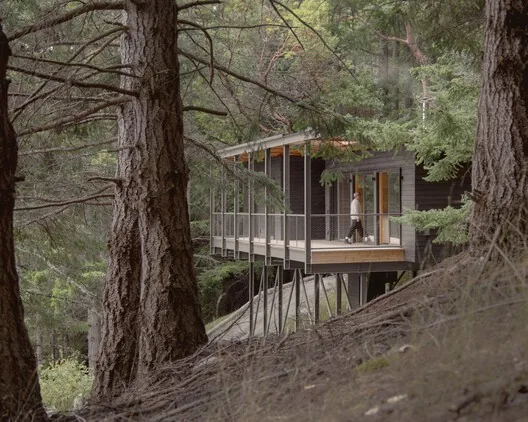 Metabolist Mimarlıktan Esinlenen Düşük Etkili Kabin: Trestle Cabin