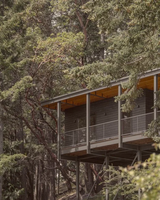 Metabolist Mimarlıktan Esinlenen Düşük Etkili Kabin: Trestle Cabin