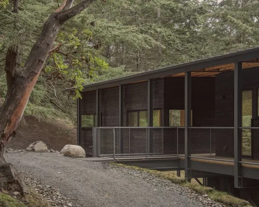 Metabolist Mimarlıktan Esinlenen Düşük Etkili Kabin: Trestle Cabin