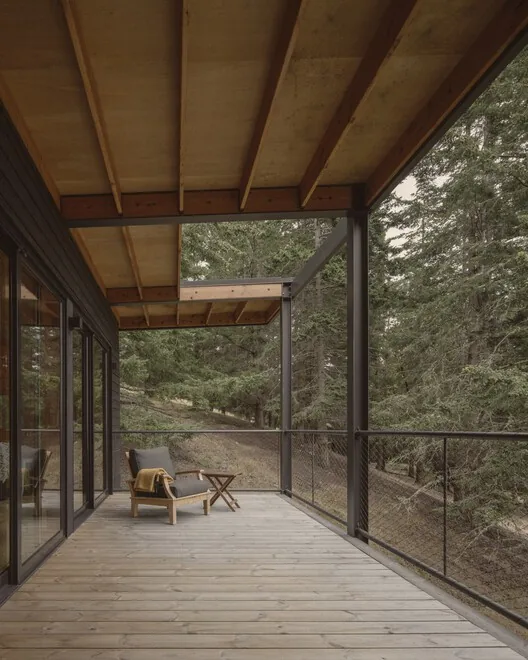Metabolist Mimarlıktan Esinlenen Düşük Etkili Kabin: Trestle Cabin