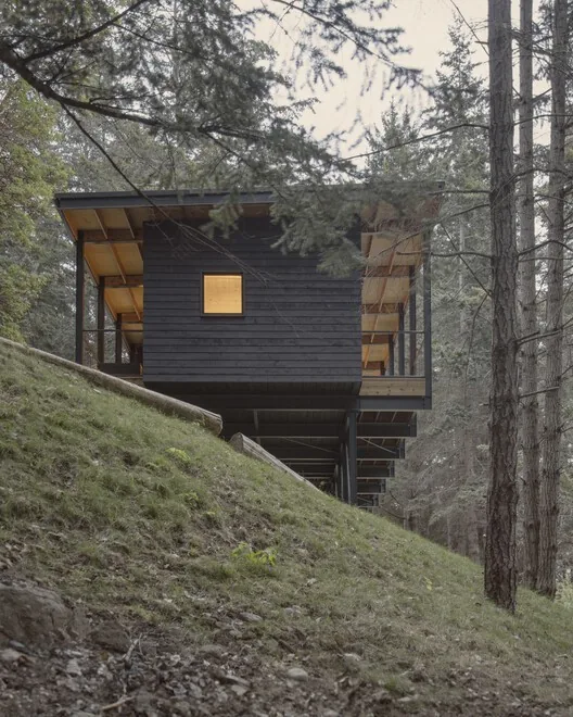 Metabolist Mimarlıktan Esinlenen Düşük Etkili Kabin: Trestle Cabin