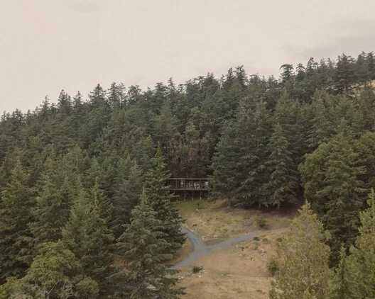Metabolist Mimarlıktan Esinlenen Düşük Etkili Kabin: Trestle Cabin