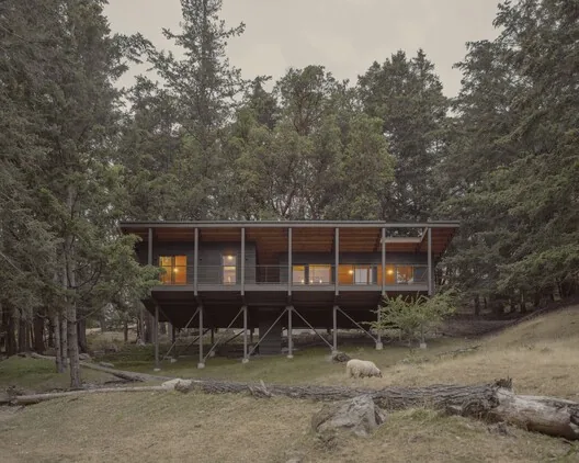Metabolist Mimarlıktan Esinlenen Düşük Etkili Kabin: Trestle Cabin