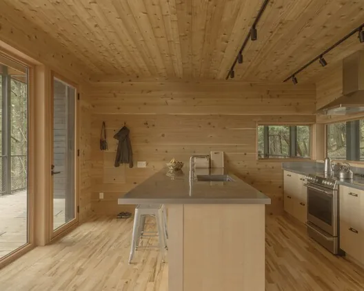 Metabolist Mimarlıktan Esinlenen Düşük Etkili Kabin: Trestle Cabin