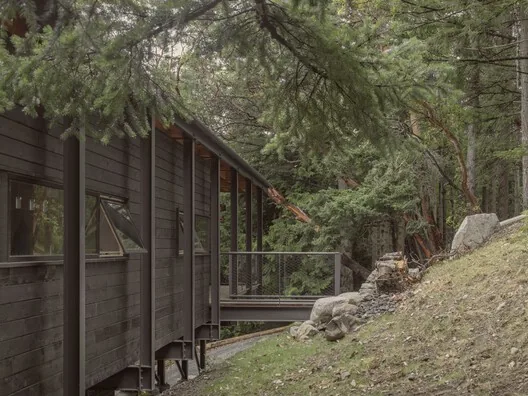 Metabolist Mimarlıktan Esinlenen Düşük Etkili Kabin: Trestle Cabin