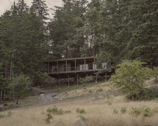 Metabolist Mimarlıktan Esinlenen Düşük Etkili Kabin: Trestle Cabin
