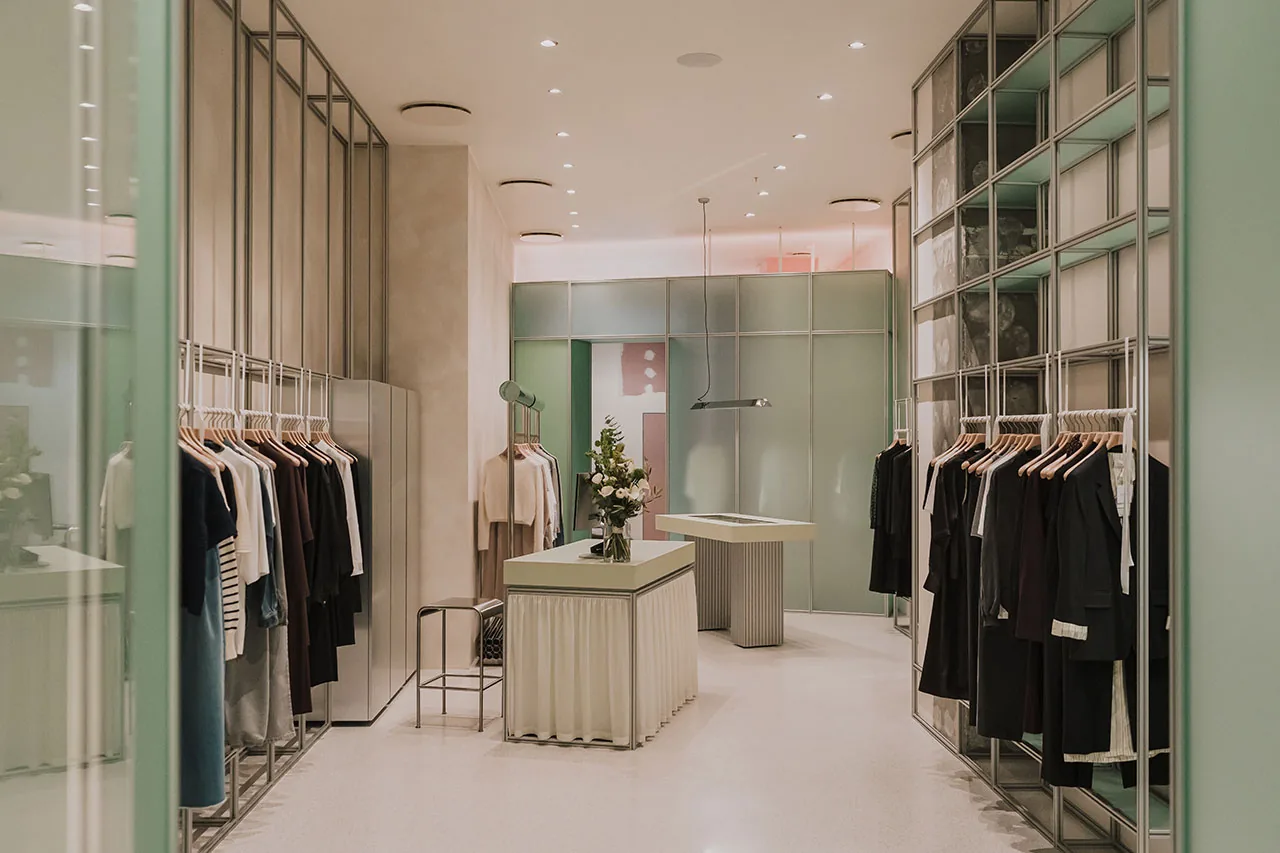 Polonya’da Sadelik: Modüler Butik Tasarımı