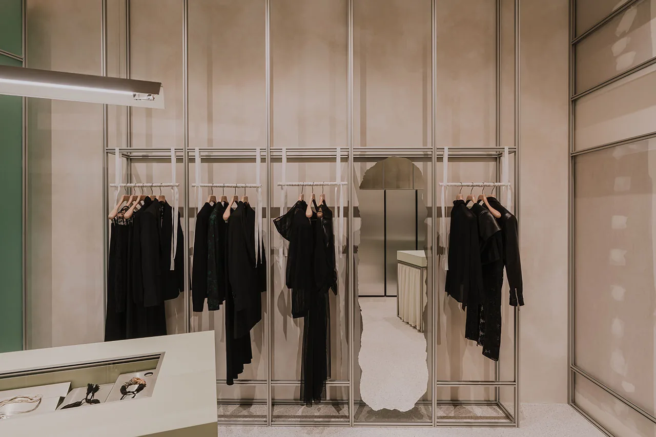 Polonya’da Sadelik: Modüler Butik Tasarımı