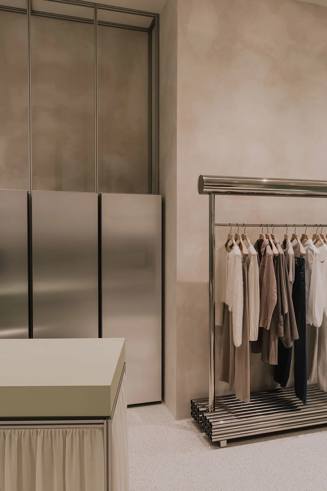 Polonya’da Sadelik: Modüler Butik Tasarımı
